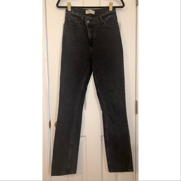 Abercrombie The '90s Straight Ultra High Rise in Black with Criss Cross Waist - Picture 4 of 4